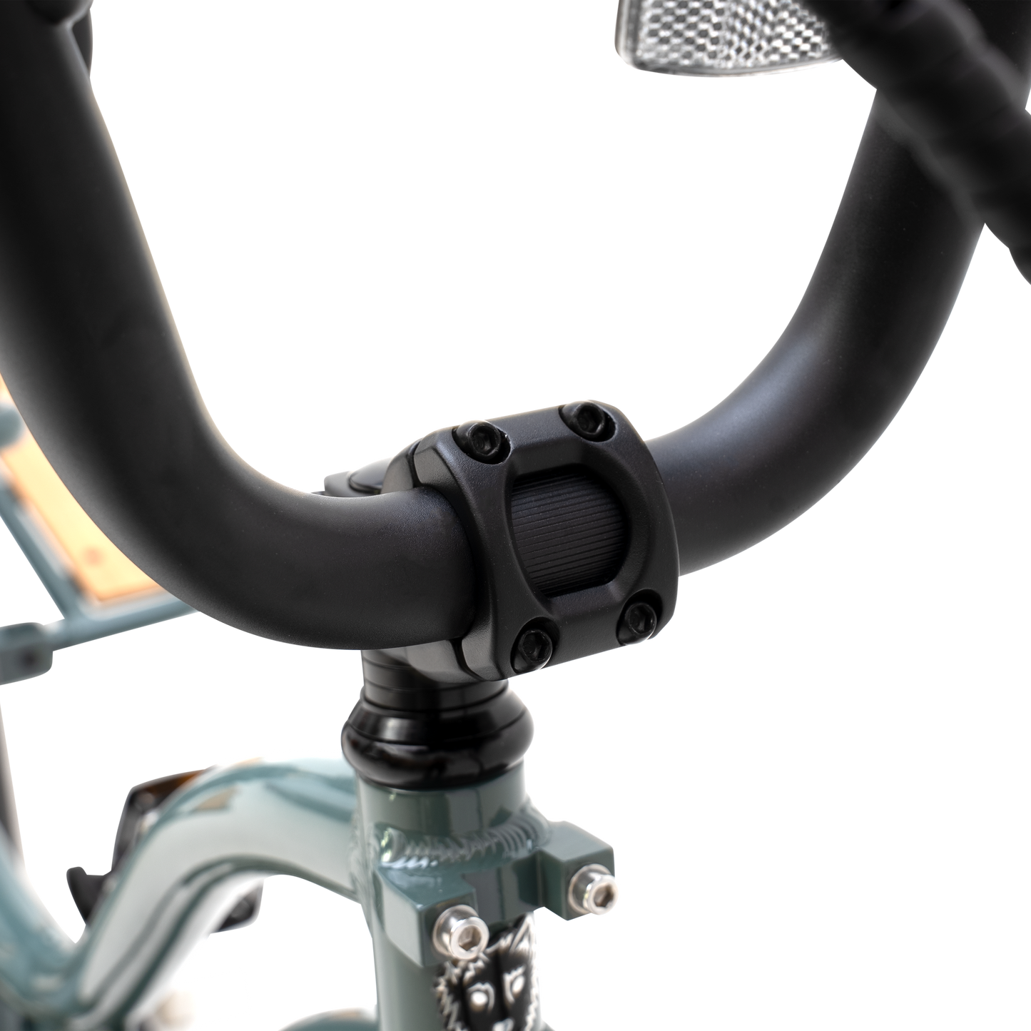 Ergonomic handlebar grips and cable management on Higgs Cargo e-bike