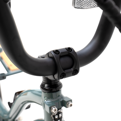 Ergonomic handlebar grips and cable management on Higgs Cargo e-bike